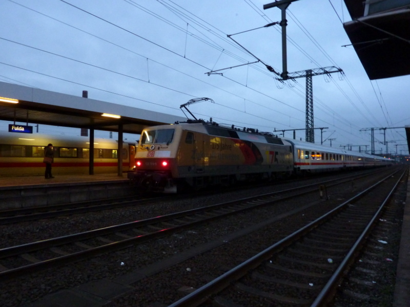 120 159 mit IC 2356 von Stralsund nach Frankfurt/Main Airport am 11.01.11 in Fulda