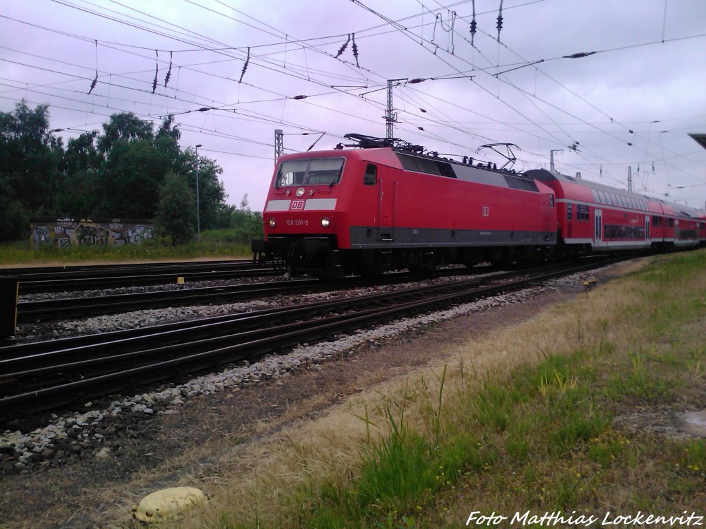 120 201-9 als RE1 mit ziel Hamburg Hbf bei der Ausfahrt aus Rostock Hbf am 22.6.13 