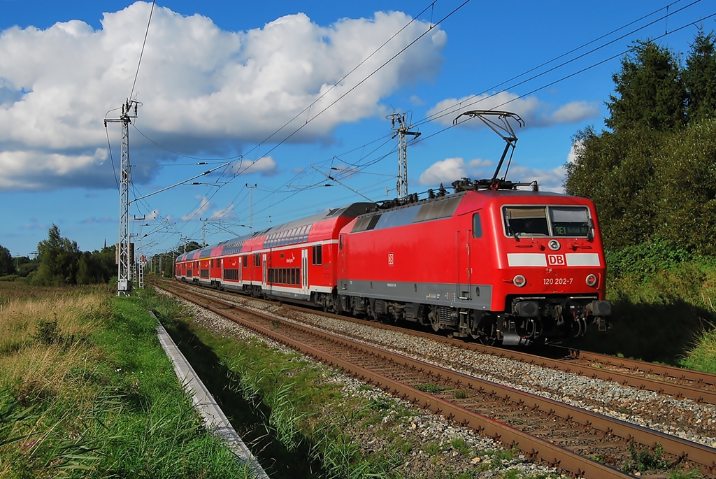 120 202 schiebt am 06.09.2010 ihren RE aus Hamburg in Richtung Rostock Hbf.Geknipst in Sildemow.