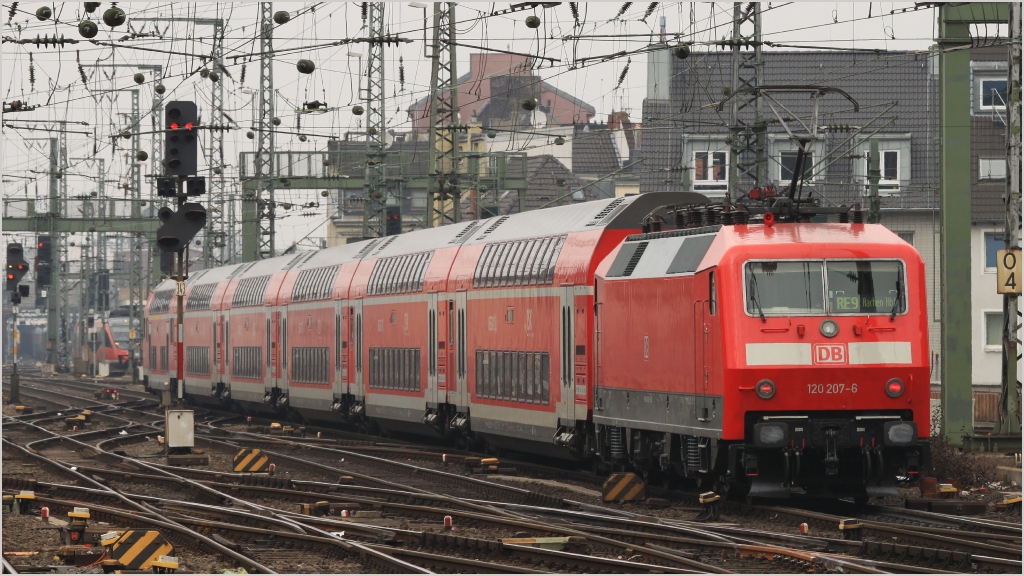 120 207 schiebt hier den RE 9 aus dem Klner Hbf in Richtung Aachen. (19.02.11)