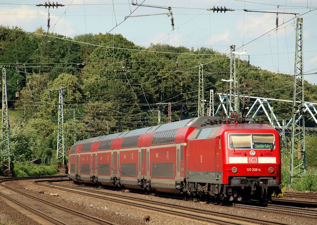 120 208-4 schob einen Leerzug durch Kln West am 15.7.11 in Richtung Aachen.