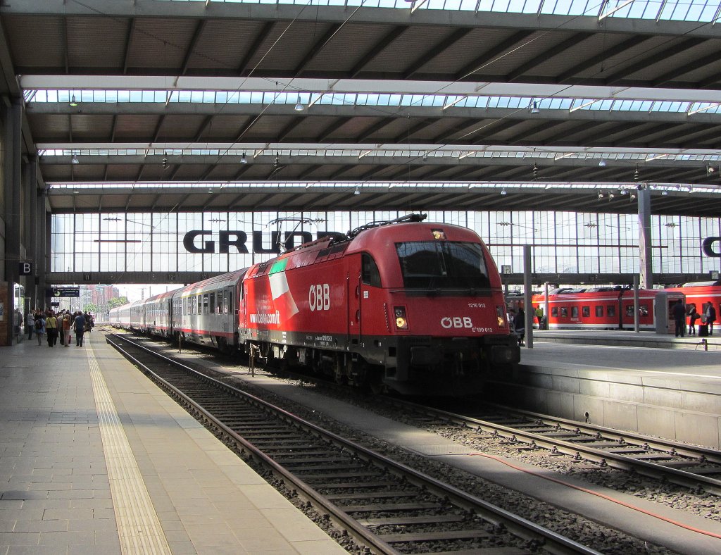 1216 013 mit EC 88  DB-�BB EuroCity  (Verona Porta Nuova - M�nchen Hbf) in M�nchen Hbf.(18.5.2013)