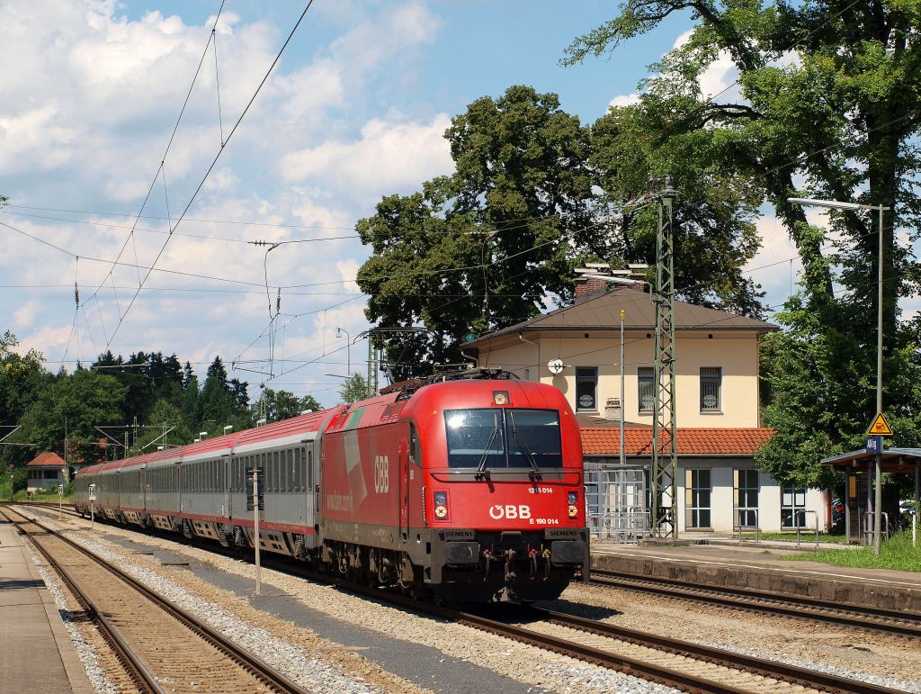 1216 014 donnerte mit dem EC 89 nach Milano Porta Garibaldi durch Assling um in wenigen Minuten in Rosenheim den ersten Halt einzulegen. 26.7.11 Assling