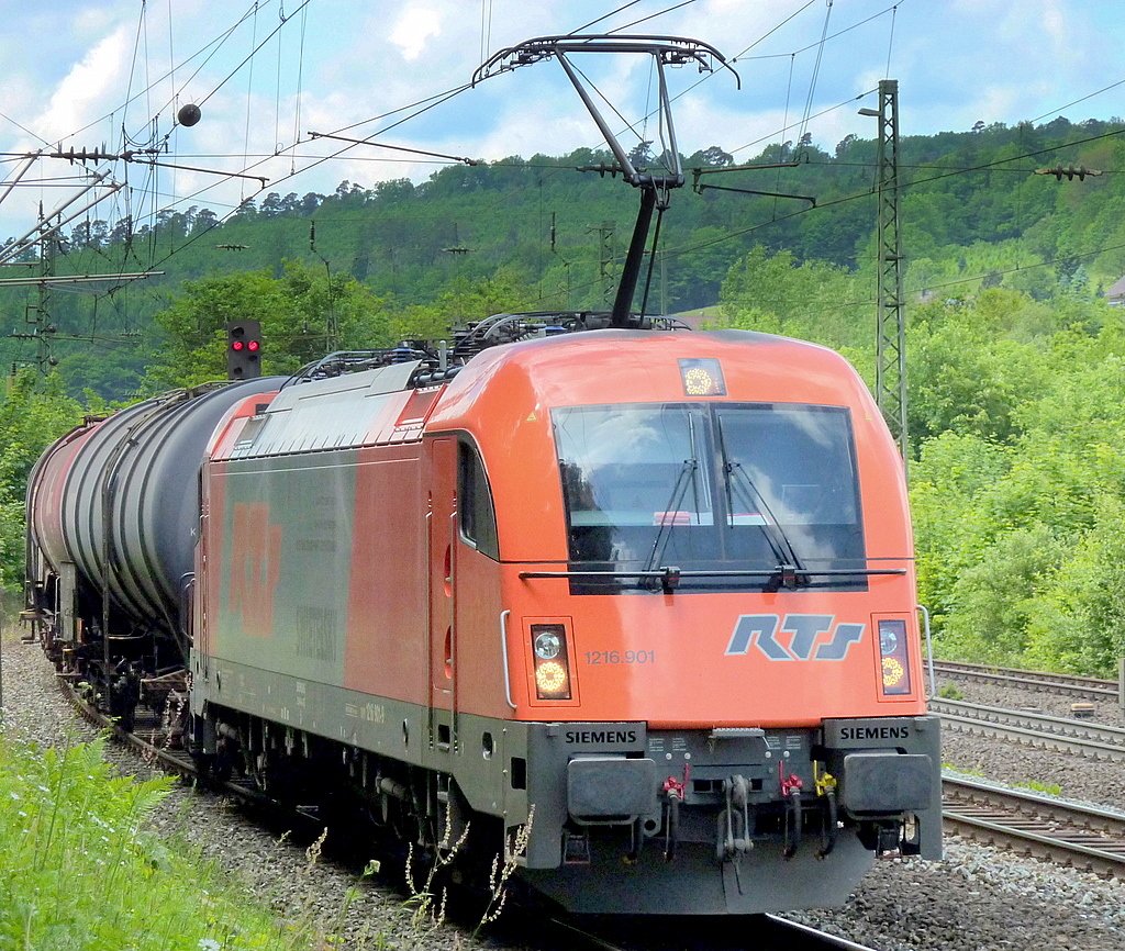 1216 901 mit Kesselwagen am 07.06.10 in Jossa