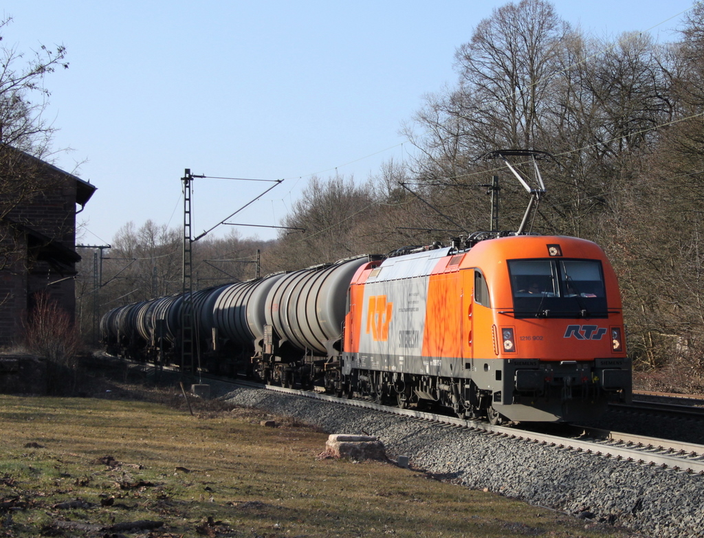 1216 902-7 mit Kesselwagen am 08.03.11 in Vollmerz

