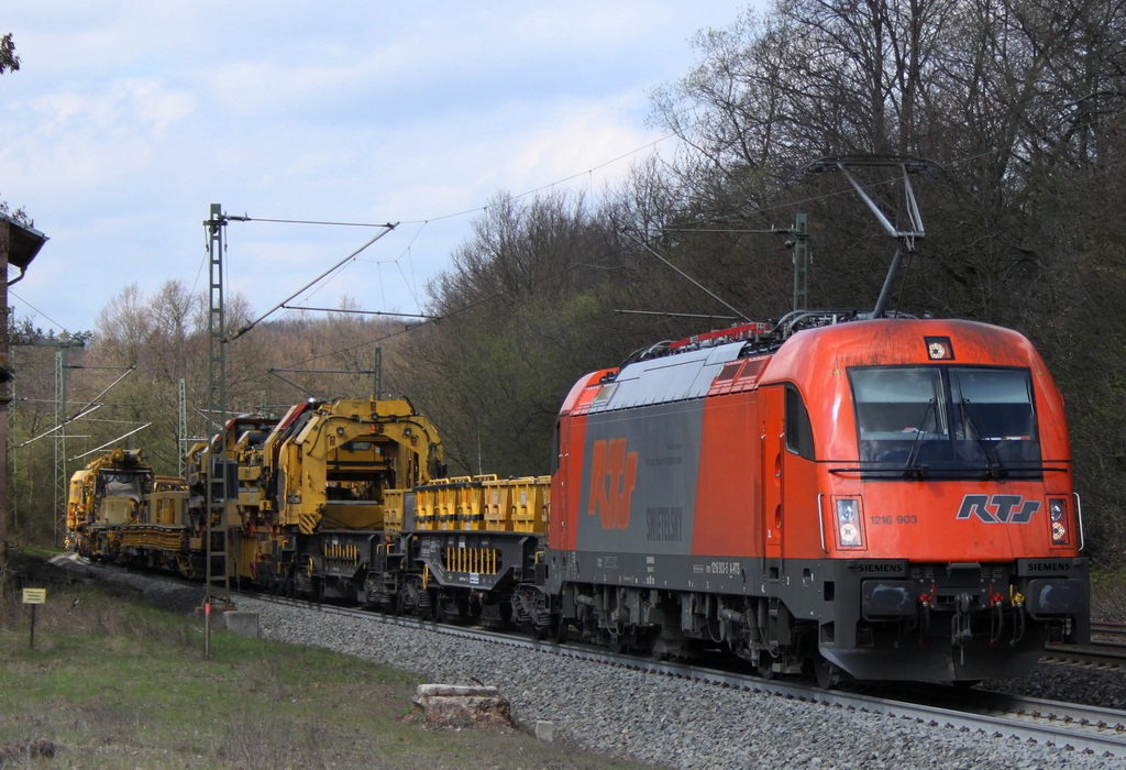 1216 903 von RTS mit Bauzug am 10.04.12 in Vollmerz