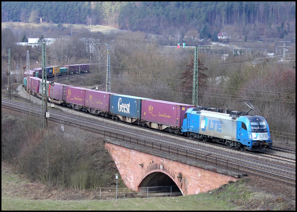 1216 910 von LTE mit Gterzug am 07.04.13 in Gemnden am Main