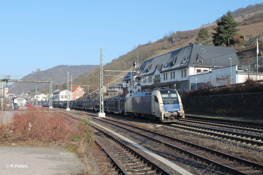 1216 950 mit leeren Autozug in Lorch am Rhein. 05.03.13