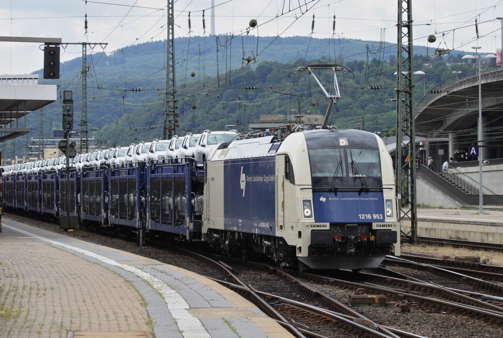 1216 953 der WLB am 23.07.11 mit einer frischen Ladung  Dacia´s  im Koblenzer Hbf