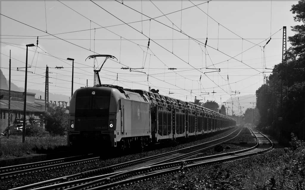 1216 953 der WLB mit Autozug in Richtung Norden bei nicht gerade optimalen Sonnenstandsbedingungen am 30.09.12 in Brohl. Deswegen hier mal in S-W.