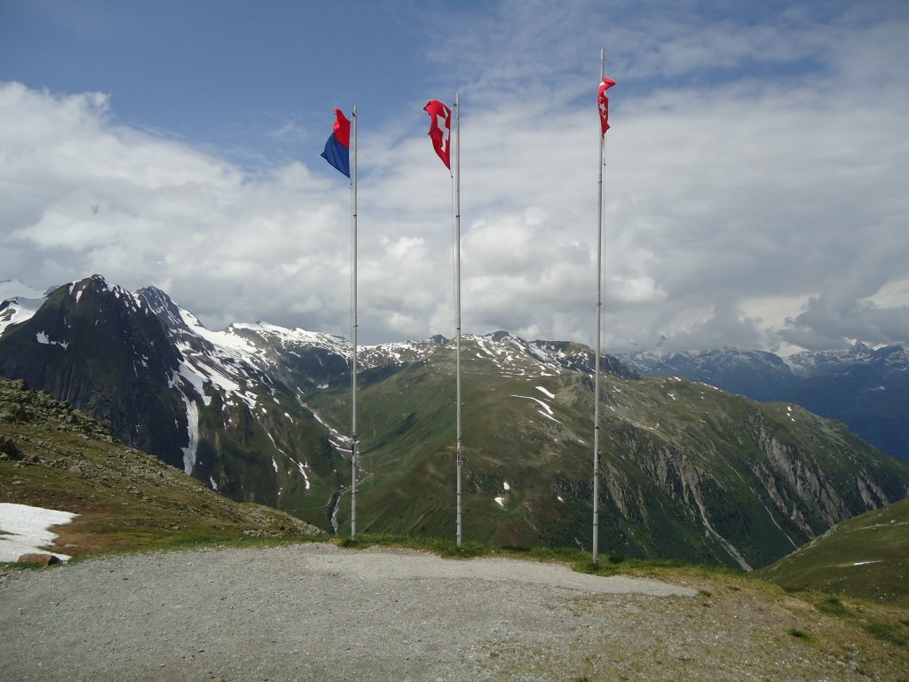 (127'556) - Fahnen auf dem Nufenenpass am 4. Juli 2010