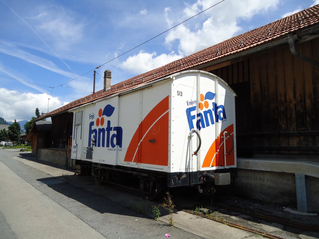 (128'043) - MOB G�terwagen - Nr. 513 - am 25. Juli 2010 im Bahnhof Zweisimmen