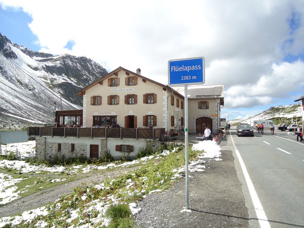 (128'290) - Hotel Fl�ela Hospiz und Ortstafel  Fl�elapass 2383 m  am 7. August 2010 auf dem Fl�elapass