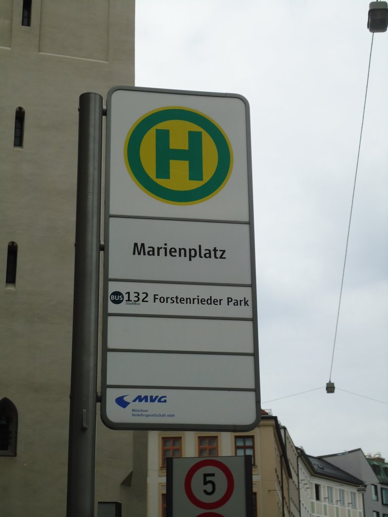 (128'602) - Bus-Haltestelle - M�nchen, Marienplatz - am 11. August 2010