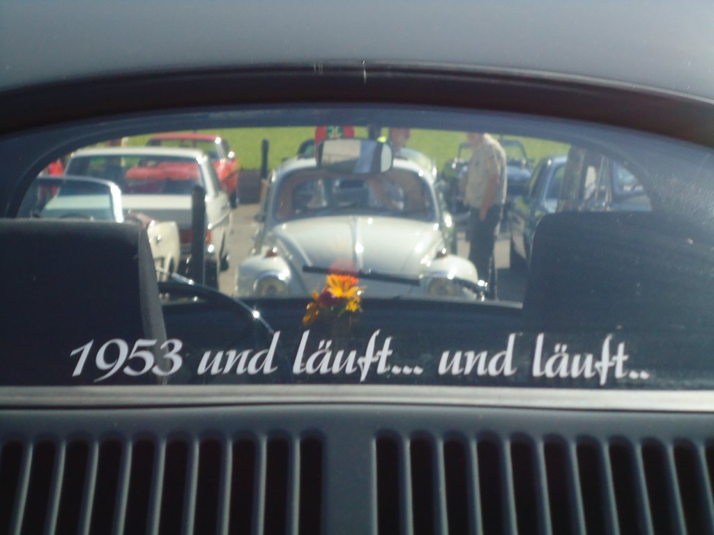 (129'358) - 1953 und l�uft... und l�uft... am 5. September 2010 auf dem R�ckfenster eines VW-K�fers