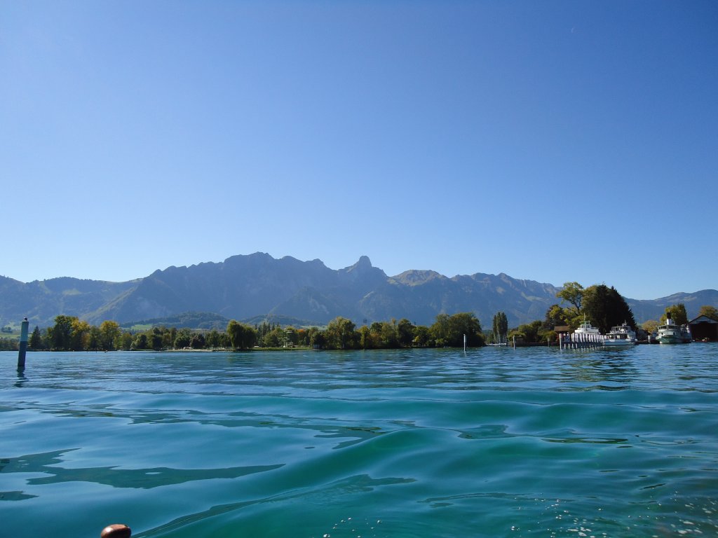 (130'121) - Die Stockhornkette von Thunersee aus am 3. Oktober 2010