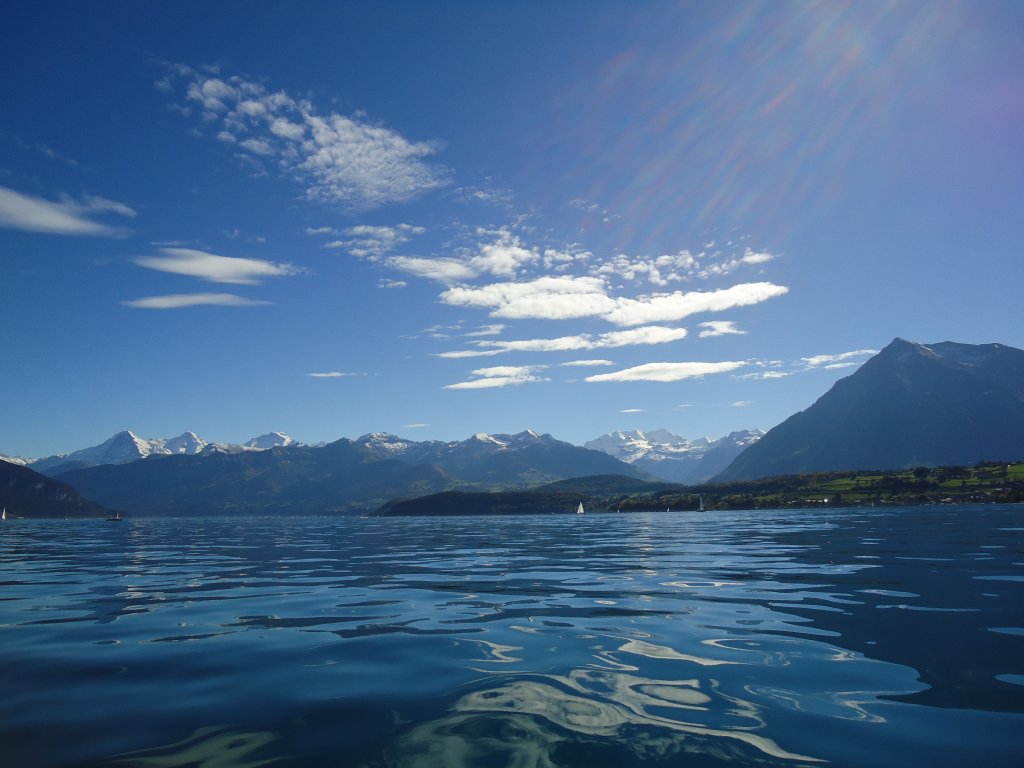 (130'126) - Eiger, M�nch und Jungfrau und der Niesen vom Thunersee aus am 3. Oktober 2010