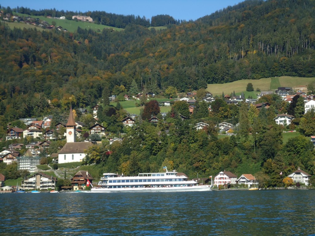 (130'136) - Motorschiff Berner Oberland am 3. Oktober 2010 vor Hilterfingen