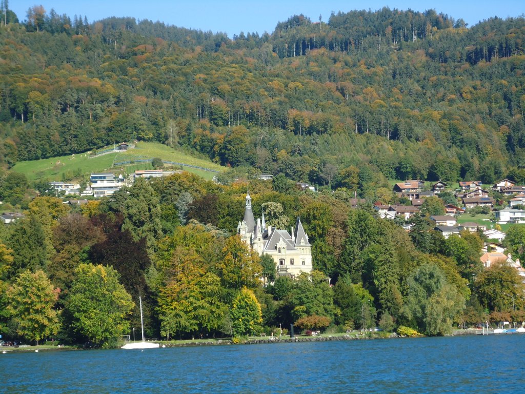 (130'138) - Das Schloss H�negg bei Hilterfingen am 3. Oktober 2010