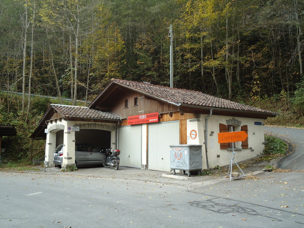 (130'315) - Im Frutigspissen Ladholz: Geb�ude in der Schmitte am 11. Oktober 2010