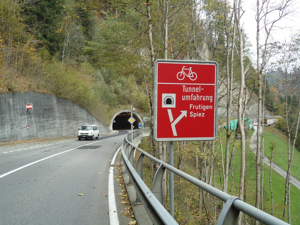 (130'325) - Im Frutigspissen Ladholz: Hinweis auf Tunnelumfahrung beim Linterfluhtunnel auf der Ladholzseite am 11. Oktober 2010