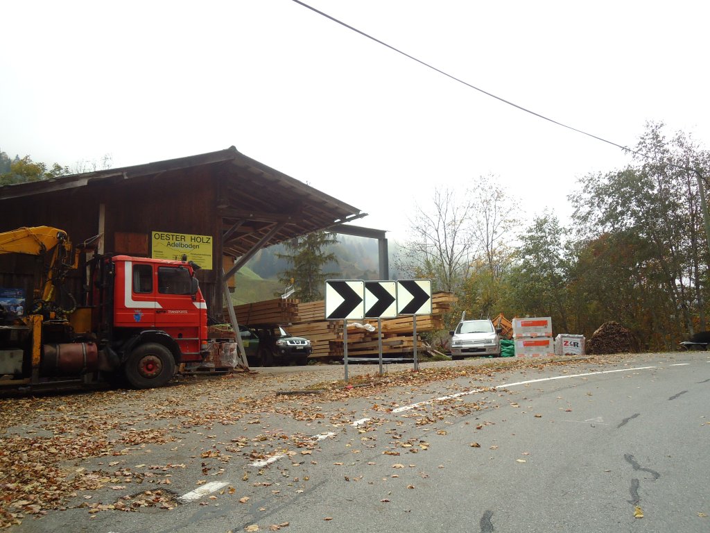 (130'327) - Im Frutigspissen Ladholz: Oben am Husweidlistutz mit Holzlager am 11. Oktober 2010