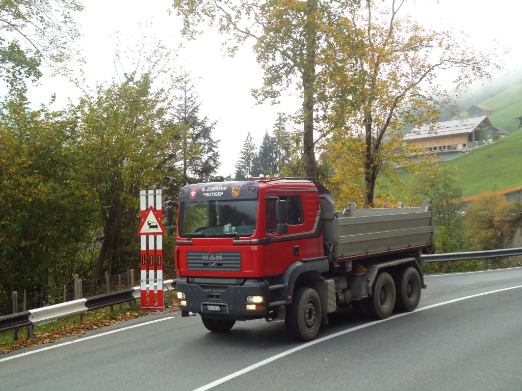 (130'338) - Zumkehr, Frutigen - BE 88'933 - MAN am 11. Oktober 2010 in Achseten, Ladholz