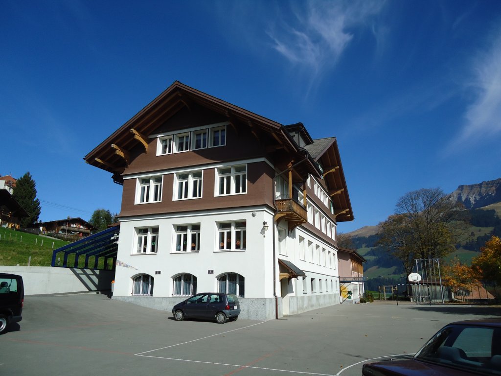 (130'372) - Das Schulhaus Dorf in Adelboden am 11. Oktober 2010