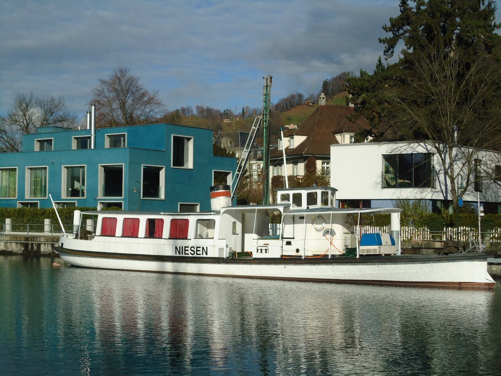 (131'064) - Motorschiff Niesen am 19. November 2010 an der Schiffl�ndte Thun