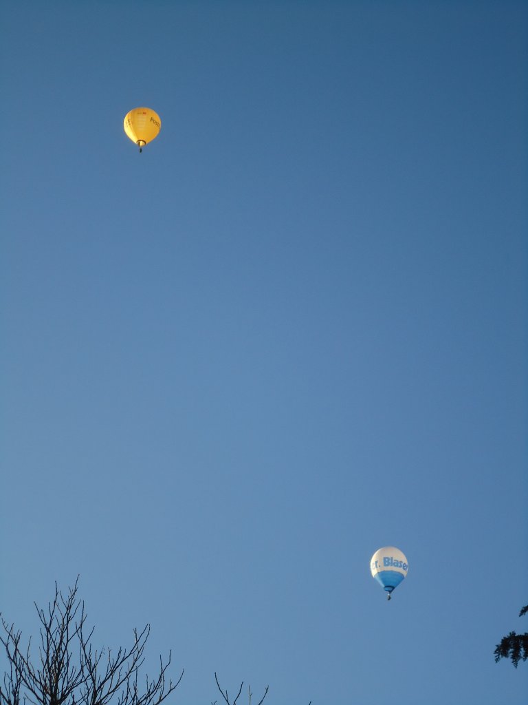 (132'334) - Zwei Heissluftballone am 16. Januar 2011 �ber dem Lerchenfeld bei Thun