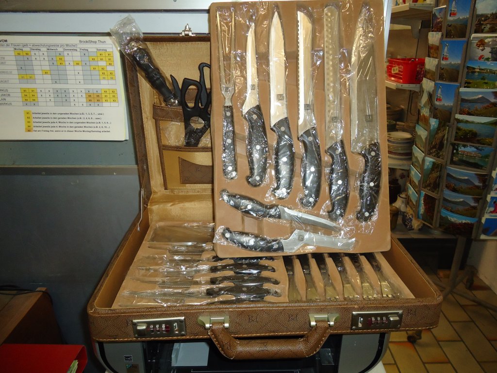 (132'613) - Koffer mit Messer im BrockiShop am 18. Februar 2011