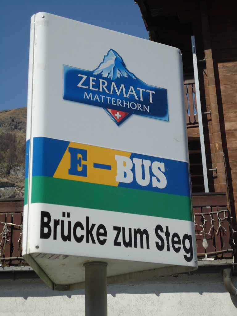 (133'370) - E-Bus-Haltestelle - Zermatt, Br�cke zum Steg - am 22. April 2011