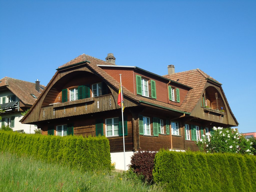 (133'522) - Altes Haus in Spiez am 2. Mai 2011