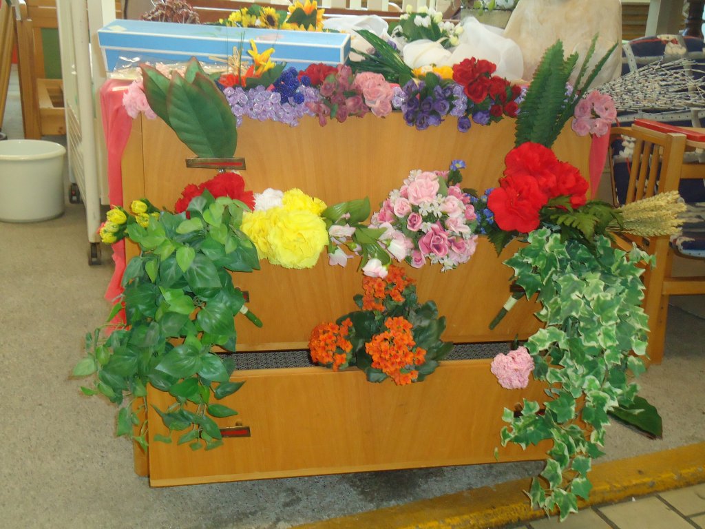 (133'756) - Kommode mit Blumen gef�llt im BrockiShop am 21. Mai 2011