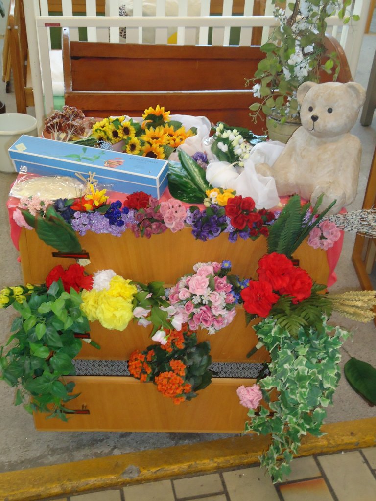 (133'757) - Kommode mit Blumen gef�llt im BrockiSho am 21. Mai 2011