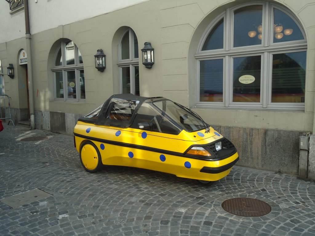 (134'822) - Frau Iseli's (Birgit Steinegger) Elektromobil - ZH 99'927 - am 9. Juli 2011 in Thun, Rathausplatz