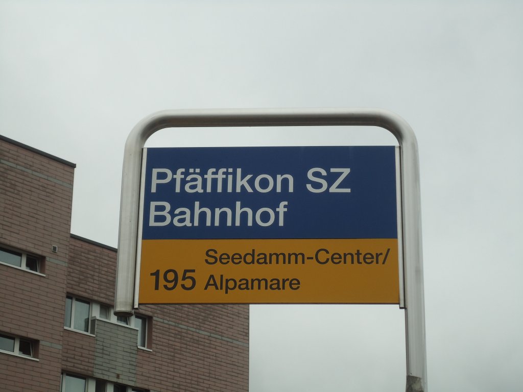 (135'825) - PostAuto-Haltestelle - Pf�ffikon SZ, Bahnhof - am 5. September 2011