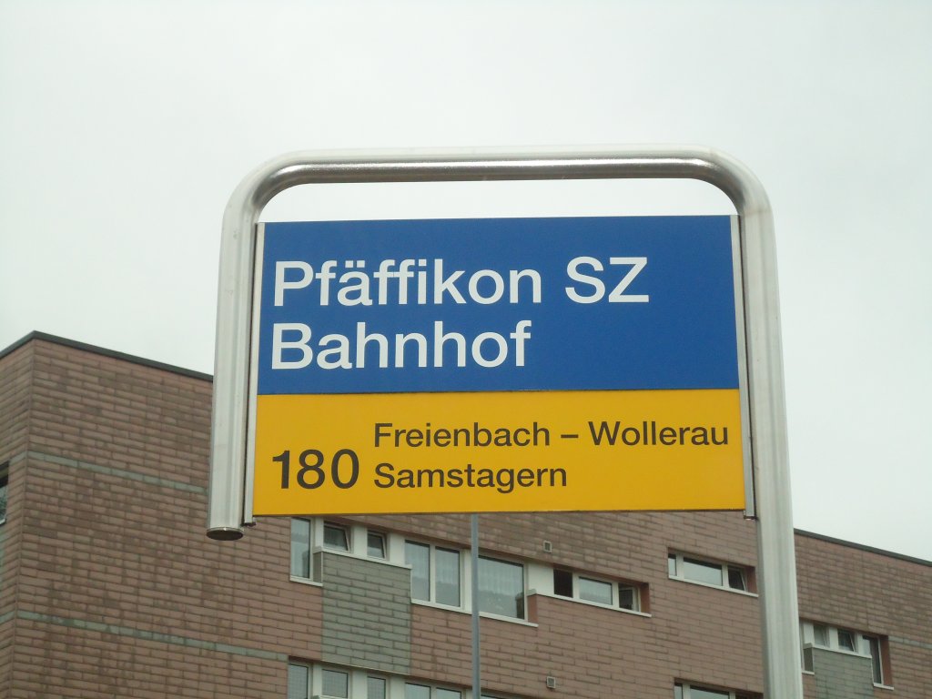 (135'826) - PostAuto-Haltestelle - Pf�ffikon SZ, Bahnhof - am 5. September 2011