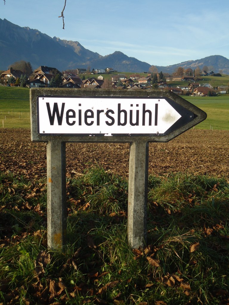 (136'823) - Alter Wegweiser aus Beton nach Weiersb�hl am 22. November 2011