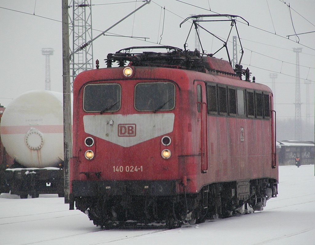 140 024 brachte am 01.02.2010 Den CS 60232 aus Ziltendorf nach Rostock-Seehafen.Kurz vor dem einrcken ins Bw konnte sie noch geknipst werden.