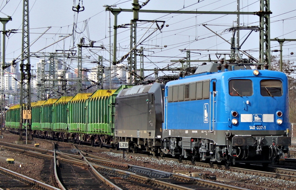 140 037 und 185 547 mit Leerholzzug nach Aschaffenburg am 27.03.12 in Fulda
