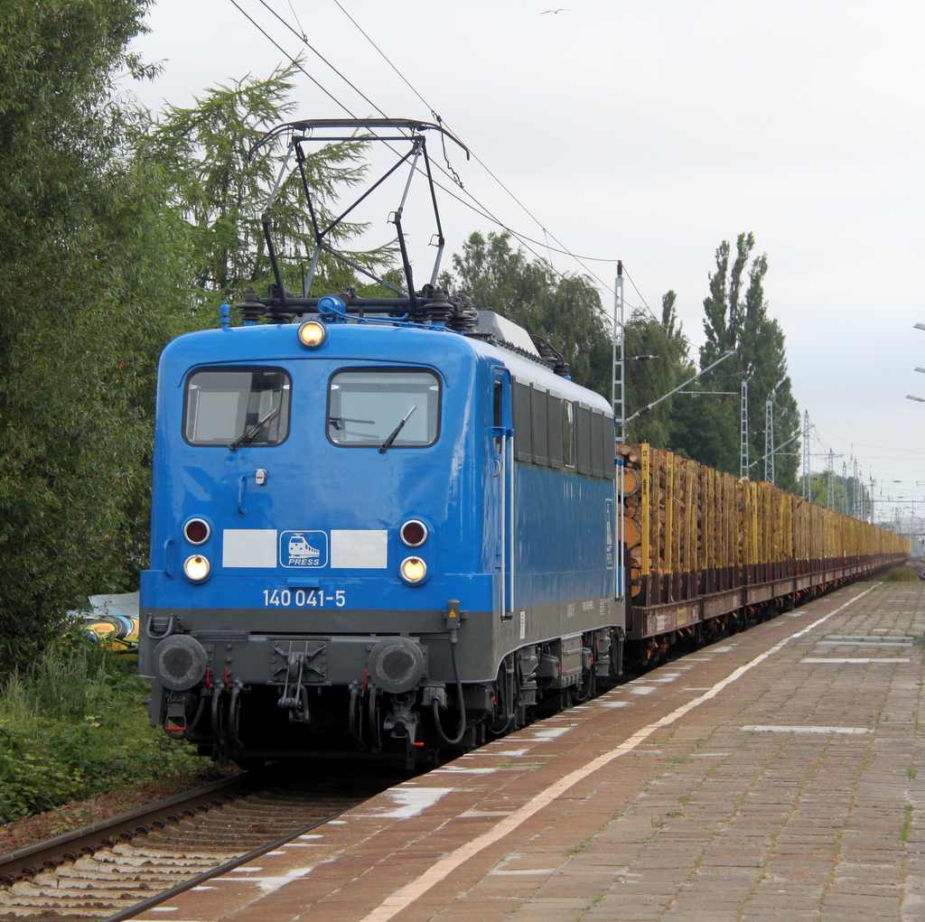 140 041-5 mit Holzzug von Rostock-Bramow nach Stendal-Niedergrne bei der Durchfahrt im Haltepunkt Rostock-Holbeinplatz.13.07.2013

