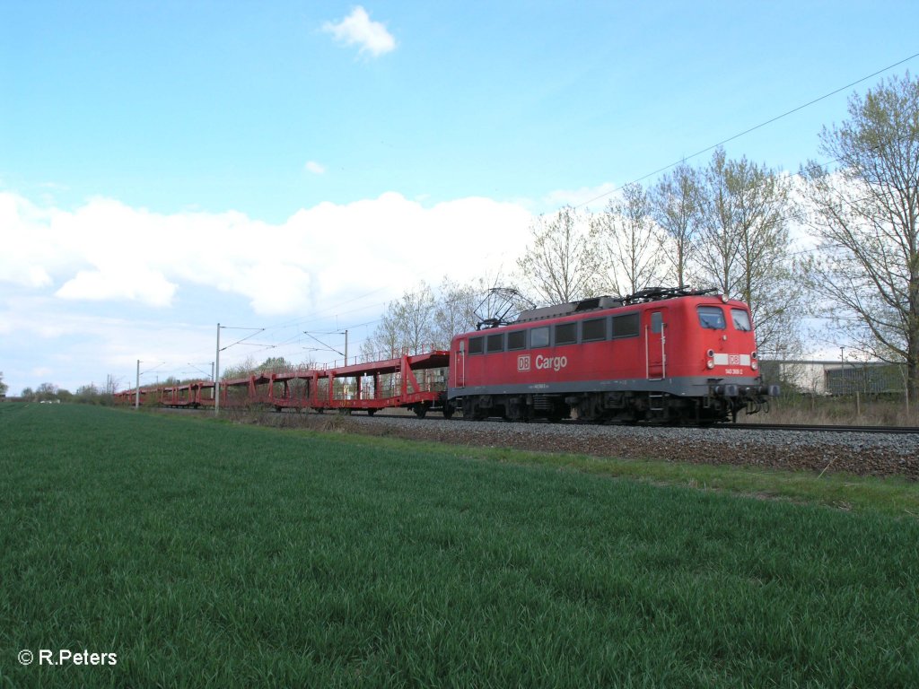 140 368-2 zieht ein leeren Autozug bei Podelwitz. 16.04.11