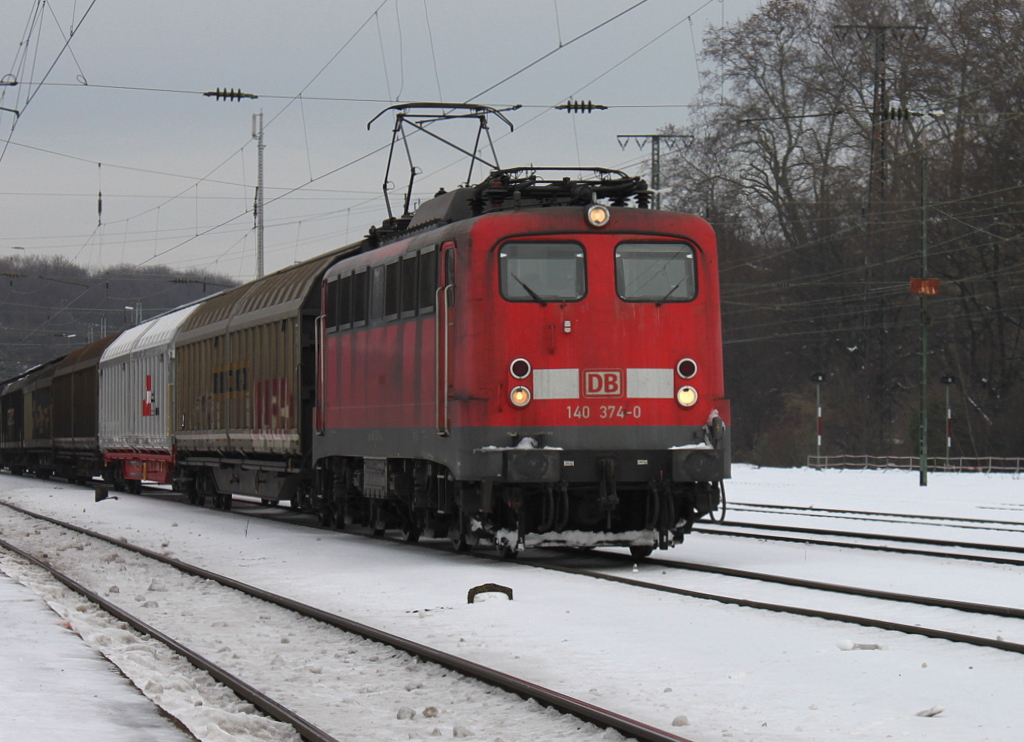 140 374-0 durchfhrt mit einem Gterzug Kln-West. So stelle ich mir einen echten Gterzug vor......