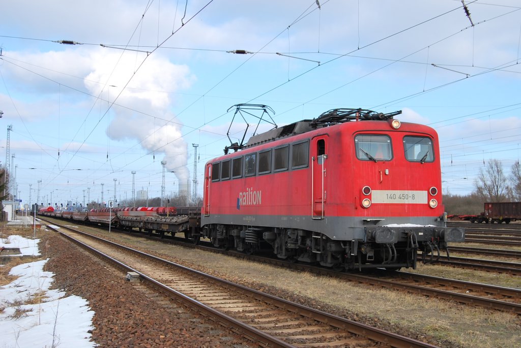 140 450 steht am 08.03.2010 abfahrbereit in Rostock-Seehafen.