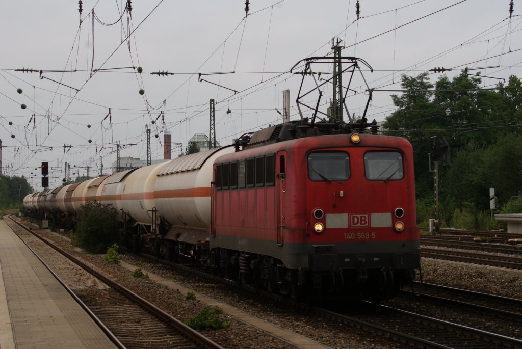 140 569-5 mit einem Kesselwagenzug in Mnchen Heimeranplatz am 14.08.2010