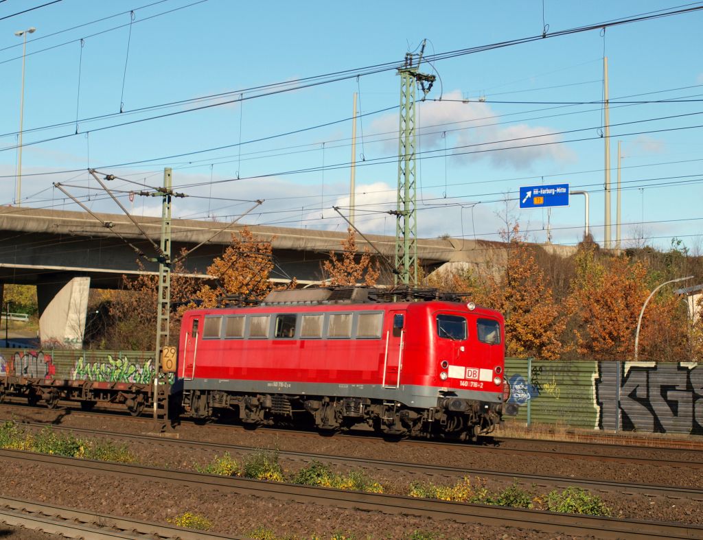 140 716-2 fuhr mit einem Gterzug durch Hamburg-Harburg am 6.11.