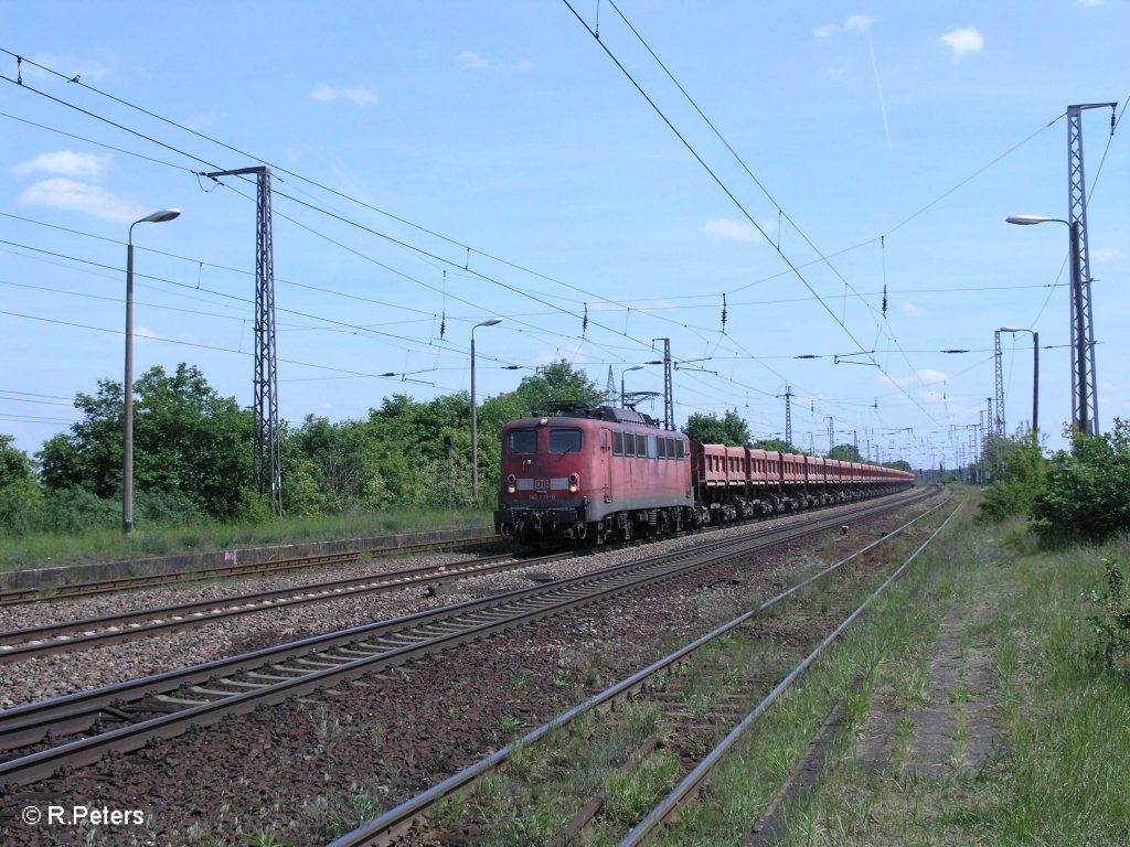 140 779-0 zieht ein Schotterzug durch Saarmund. 17.05.09