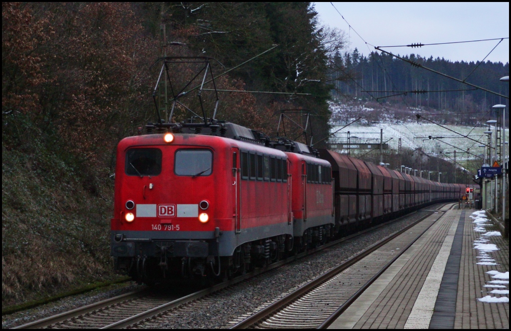 140 791 und 140 790 durchfuhren mit dem GM 48700 von Grokrotzenburg nach Maasvlakte Oost sptnachmittags Littfeld.(28.01.12) 