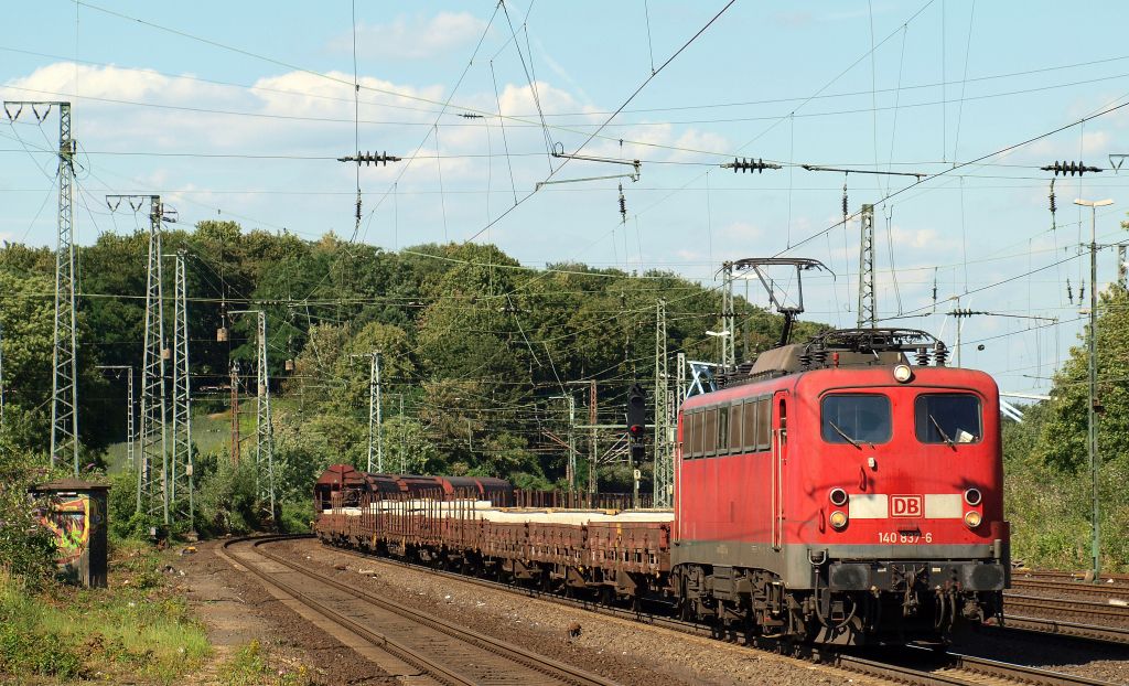 140 837-6 pollterte mit einem gemischten Gterzug durch Kln West am 15.7.11.